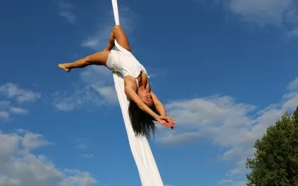 Photo de Isabella Danseuse aérienne -Tissu Aérien Acrobatie Aérienne / BELGIQUE