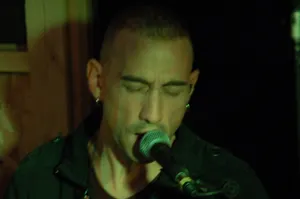 Tony Guitare-Chant-Percu