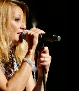 Caroline Mane-Animations-Chanteuse-Officiante laïque-Paris-France