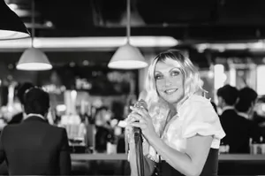 Lydia Moreno Chanteuse lounge, jazz, blues lors d'une soirée dans un bar chic à Nimes 