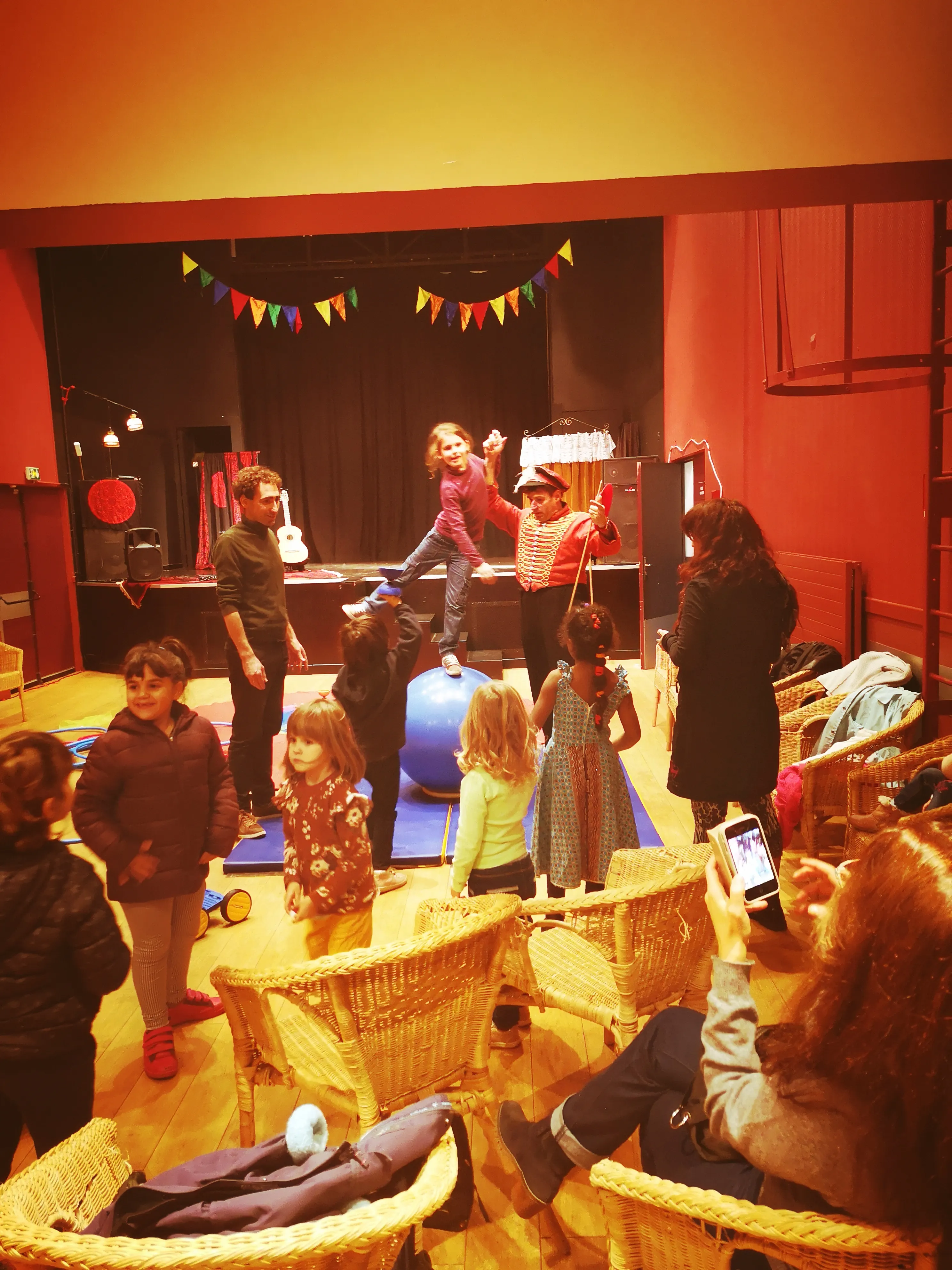 "Journée cirque en famille" réalisé le mois de novembre 2019 a la salle Jaques Prévert au Pre St. Gervais