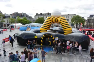 Offrez un laser Game mobile lors de votre événement, une structure adaptée pour les enfants, les ados et les adultes.
D'une dimensions de 15x15 mètres, elle peut accueillir simultanément jusqu'à 10 joueurs dans l'ARENE gonflable nous assurons la livraison et l'installation gratuitement dans le Nord et le Pas de calais mais également en ile de France !  