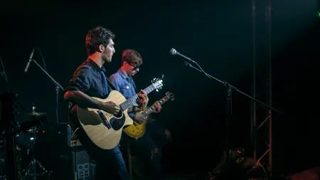 Léone Paz - Chanteur Variété Française et Internationale 