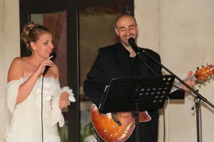 La mariée chante au cocktail - moment convivial