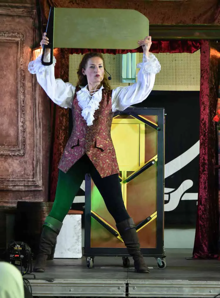 Spectacle de magie L explorateur, un spectacle pour enfants et adultes présenté par  Sébastien ladruze et Alice Fourmy 