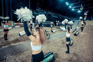 Lolipop pompom girls danseuses hôtesses remise prix championnat compétition moto cross arena sport