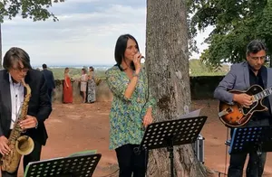 En Duo chanteuse et guitariste dans le Beaujolais , au Château de Corcelles
Repertoire Jazz & Bossa nova & Soul