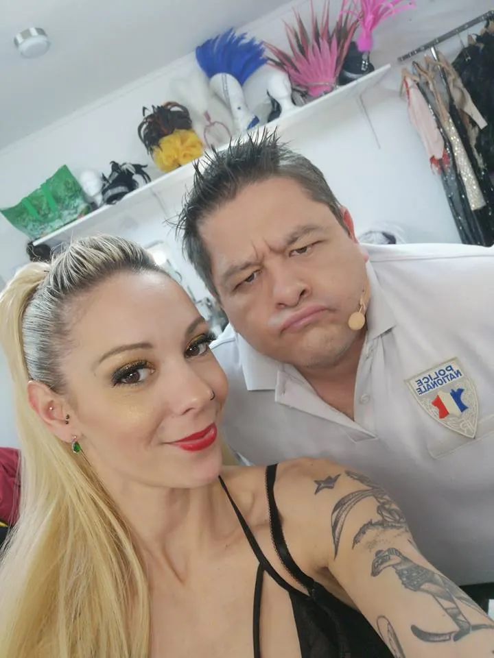 julien rouge ventriloque de cabaret 