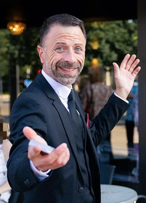magicien close-up pour un mariage, un séminaire, un anniversaire, repas de famille, inauguration avec Sébastien ladruze dans l'Yonne 89, en Seine et marne 77, L'aube 10, Saône et Loire 71, cote d'or 21, Nièvre 58, Loiret, les Yvelines 78, Essonne 91, val de marne 94