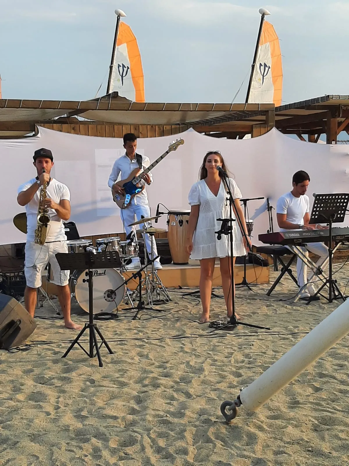 Live en Grèce - Quatuor (chanteuse, guitariste/pianiste, saxophoniste/bassiste, batteur/bassiste)