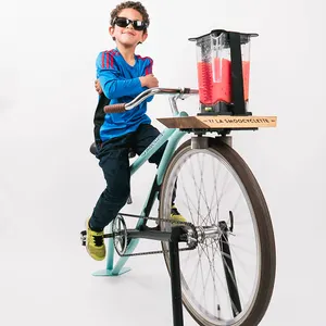 La Smoocyclette existe en mini ! Les enfants à partir de 4 ans peuvent faire comme les grands et pédaler pour leur smoothie.
