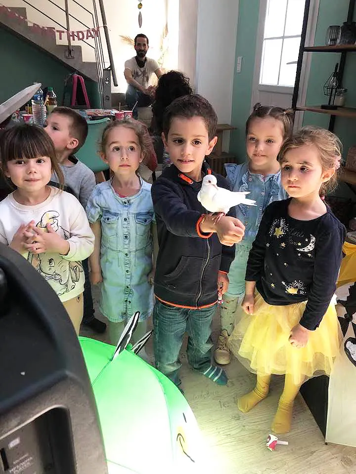 Photo avec la colombe dressée