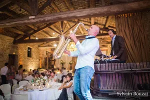Prestation DJ avec saxophoniste live pour une soirée de mariage inoubliable à Lyon. DJ à Lyon, plus saxophoniste pour une soirée "mariage" au château Saint Trys
