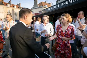 magicien close-up pour un mariage, un séminaire, un anniversaire, repas de famille, inauguration avec Sébastien ladruze dans l'Yonne 89, en Seine et marne 77, L'aube 10, Saône et Loire 71, cote d'or 21, Nièvre 58, Loiret, les Yvelines 78, Essonne 91, val de marne 94