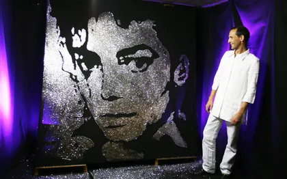 Photo de ERIK BLACK PAINTING PEINTRE PERFORMER - GLITTER AND SPEED PAINTING