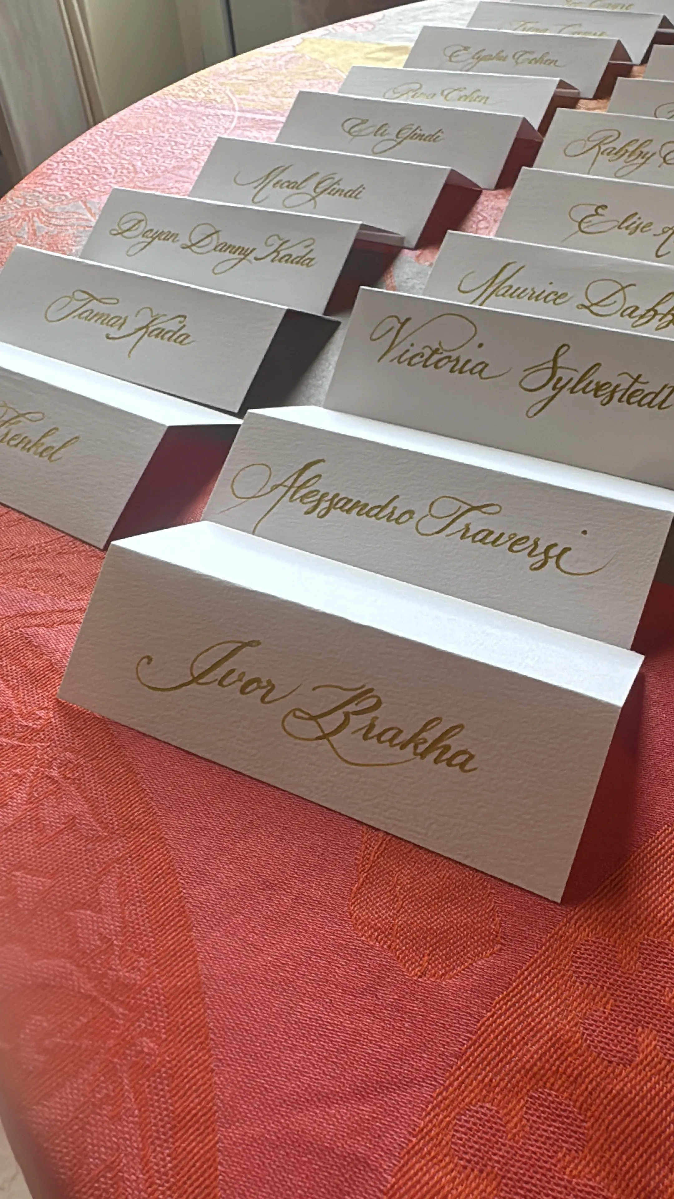 Name place au stylo doré, calligraphie requise par client 