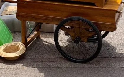 Photo de La Roue Enchantée, joueur d'orgue de barbarie / Cavalaire sur Mer
