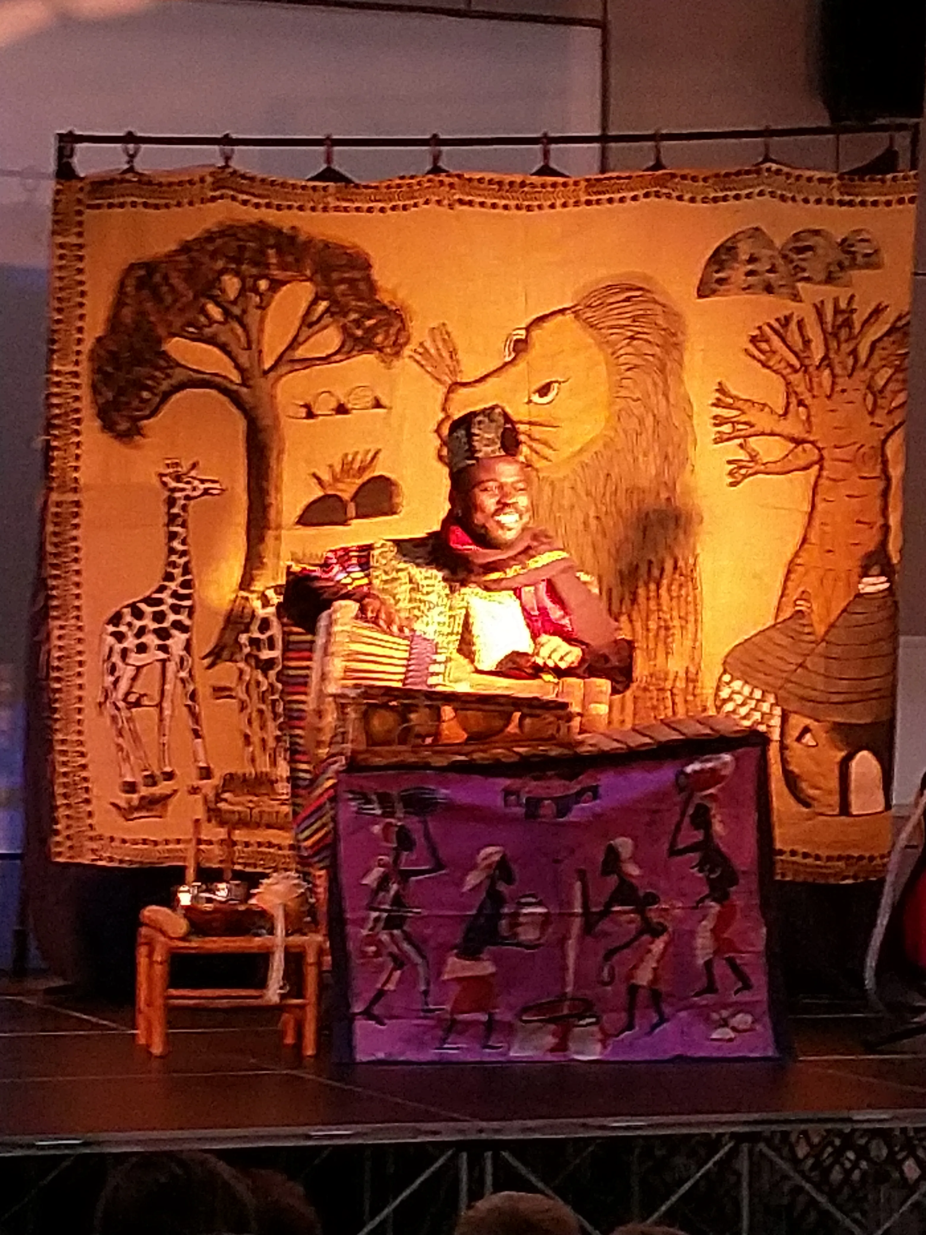 Christian Bena TOKO en conteur chanteur percussionniste dans le spectacle le "MOUSTIQUE".