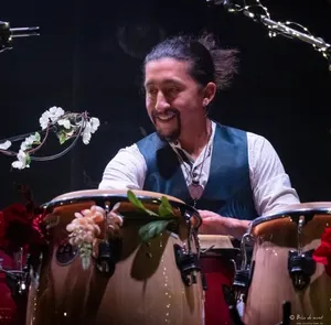 John Rodriguez – Musicien et percussionniste colombien installé en France
Originaire de Bogotá, en Colombie, John Rodriguez a grandi au rythme des grandes légendes de la musique latino-américaine. Dès son plus jeune âge, il découvre la musique de Carlos Santana, une révélation qui marquera à jamais son univers artistique.