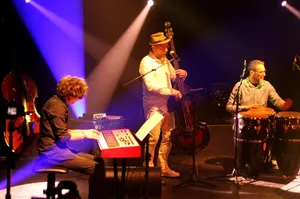 Pianiste, contrebassiste et conguero du groupe Tiempo Alegre sur Nice