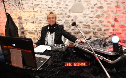Photo de Fabienne Bar DJ Chanteuse Animatrice Clown Magie Jongleuse Mime