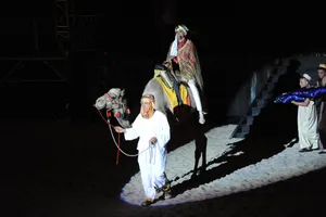 Le dromadaire Suhail et Olivier Philipponneau en representation sur un spectacle musical prés de Arras en 2017
