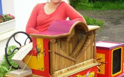 Photo de Morwenna et son orgue de barbarie - PEILLAC