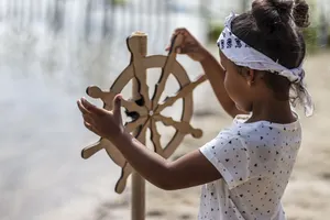 Anniversaire pirates des caraïbes au bord de l'eau à Bordeaux Lac. 

Animation en extérieur pour un groupe d'enfants de 4 ans. 

Parmi les jeux proposés dans cette animation, l'enfant qui fête son anniversaire tiendra le gouvernail pour amener tout l'équipage à bon port.

Pour le trésor les enfants trouvent à la fin de l'aventure une malle avec des pièces d'or et des pièces en chocolat.