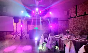 Mariage avec les lumières aux couleurs du thème du mariage / LOT