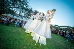 Echassiers Lumineux Blancs mariage spectacle parade déambulation animation noël fêtes  mariage évènementiel corporate réveillon nouvel an festival paris bordeaux nantes lyon nice monaco toulouse lille chartres orléans