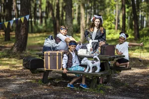 Animation anniversaire thème pirates des caraïbes aux floralies à Bordeaux Lac. Une prestation qui est proposé partout en gironde aussi bien à domicile que dans un parc.

L'animateur arrive costumé avec veste et chapeau de pirate. Tout le matériel d'animation est fabriqué par un artiste.

Autour d'une grande table, notre capitaine est entouré des enfants invités à l'anniversaire pour étudier la carte qui les conduira au trésor.
Une animation qui conduira les enfants sur plusieurs îles avant de trouver celle où est caché le trésor.
