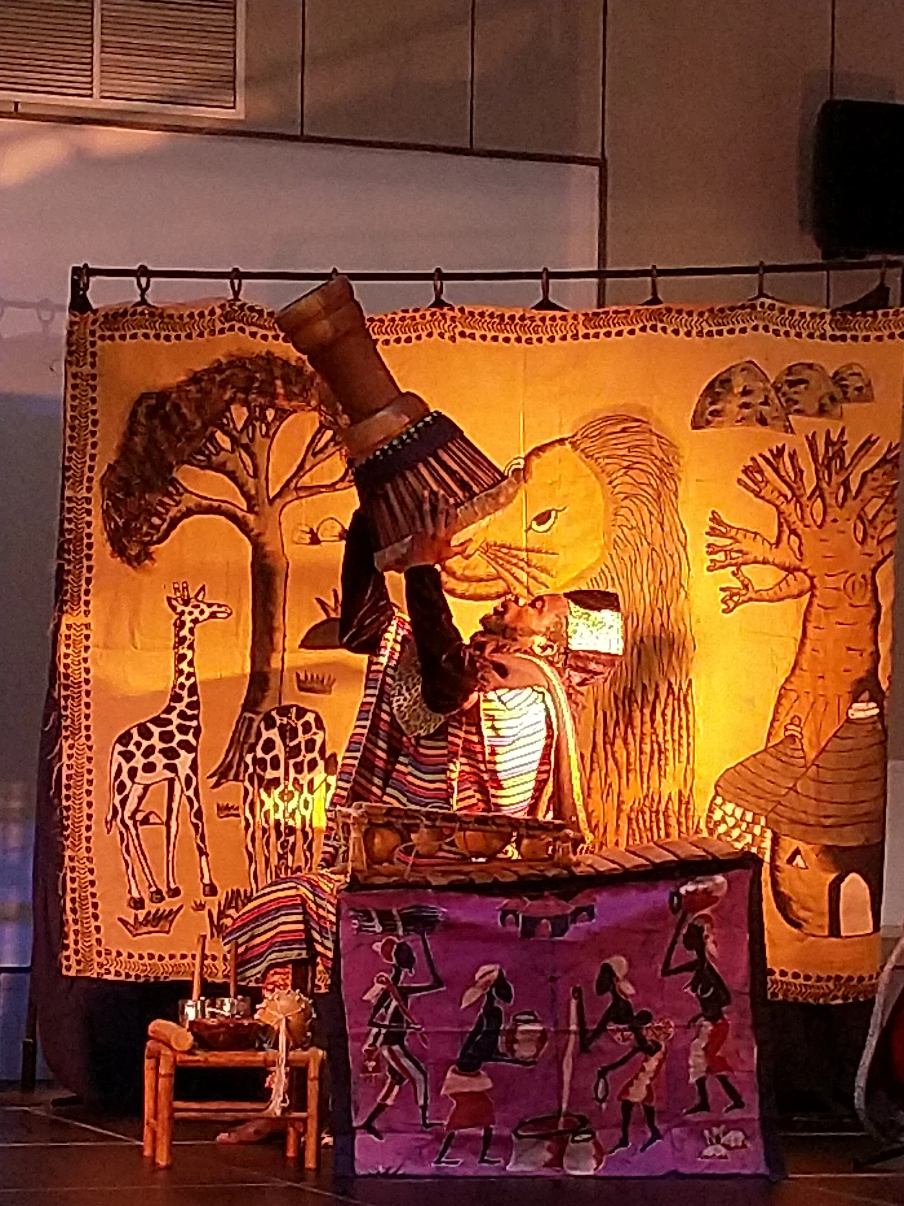 Christian Bena TOKO djembe à hauteur, introduction du spectacle le "MOUSTIQUE".