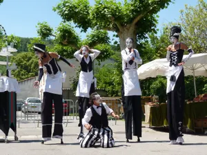 Les serveurs spectacle échasses à Dun 
