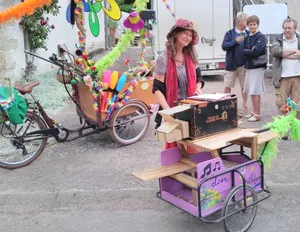Sylvia avec notre orgue de barbarie m’accompagne sur les fêtes , nous proposons également une formule de maquillage gai et itinérant  
