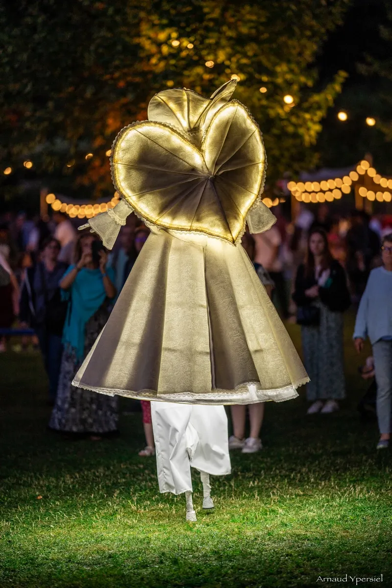 Echassiers spectacle de rue Lumineux Blancs parade déambulation animation noël fêtes  mariage évènementiel corporate réveillon nouvel an festival paris bordeaux nantes lyon nice monaco toulouse lille chartres orléans