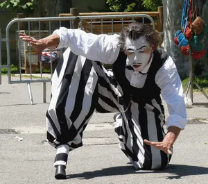 les serveurs échasses à Dun le chef de rang