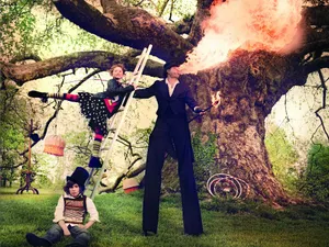 Depuis plus de 30 ans, j’interviens régulièrement dans des festivals de rue ou des fêtes de ville.
Plusieurs personnages atypiques en interaction humoristique avec le public