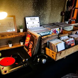 BAR A VINYLES VINTAGE POUR MARIAGES BOUCHES DU RHONE MINART'S PROVENCE & ORGANISATION