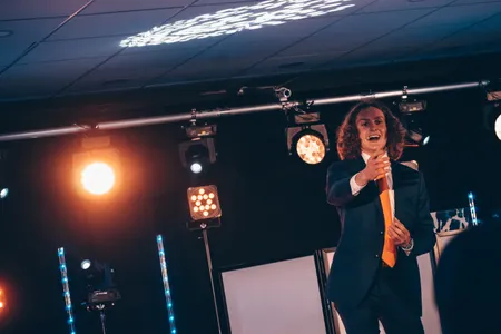 Robin Geyer - Magicien Professionnel Français à Paris et en Île-de-France.