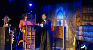 One man show magique avec Sébastien ladruze Magicien, dans le spectacle La Maison Fantastique présentation d'un numéro avec le public la table volante 