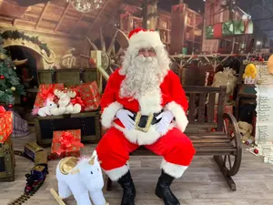 Père Noël dans son décor d'atelier.