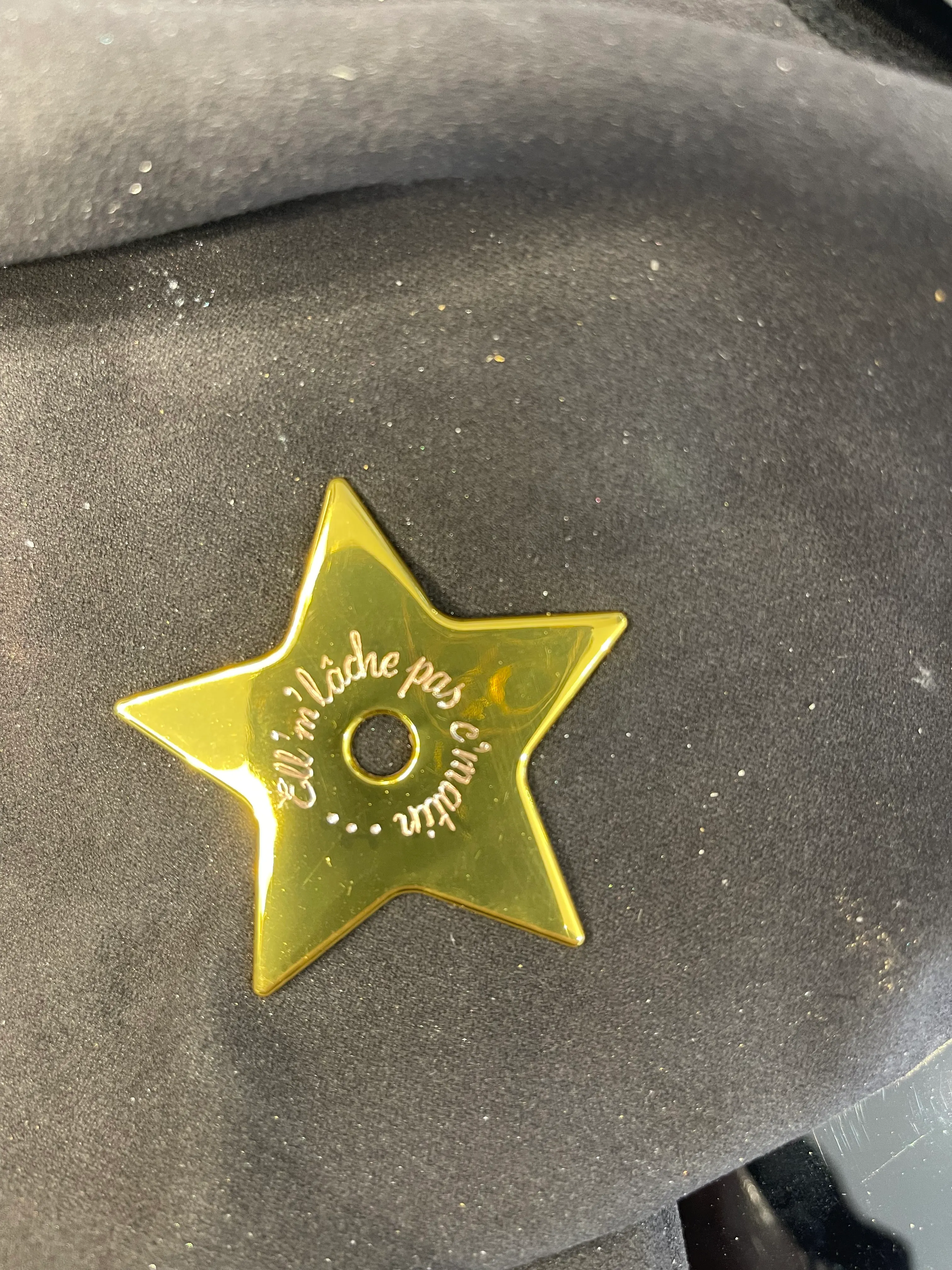 Gravure sur metal, étoile DIOR