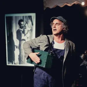 « Emile Lieatoux » est né dans une famille modeste de ferrailleur.
Tout  petit, quand on lui demandait ce qu’il voulait faire quand il serait grand, au lieu de répondre comme les autres enfants, pompiers, médecin, ministre,  avocat, pompiste, cosmonaute, Emile répondait :
Bienfaiteur de l’humanité !
C’était son rêve, sa vocation, son destin, il le savait.

Sa vie c’est imaginer, créer pour faciliter le quotidien de chacun !

Dans ce spectacle Emile nous présente son étonnante famille, ses inventions géniales et nous livre sa dernière trouvaille restée secrète jusqu’à présent : 
Un langage universel !

Un voyage burlesque dans le cerveau agité d’un inventeur loufoque…
1h10 en salle.
45mn en rue. (Modulable en sets de 15mns)