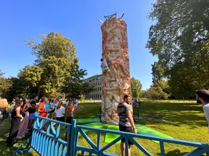 Embarquer pour l'ascension de notre mur d'escalade, disponible à la location dans les hauts de France, ici à Dunkerque