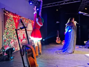 Dans le rôle de deux princesses de Disney 
Anastacia et Elsa