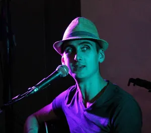 Bruno à la basse et au chant