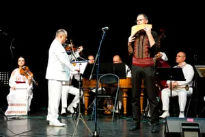Sébastien Mertes, avec le  "Rapsozii Moldovei Orchestra", à Bruxelles, Belgique - 2021