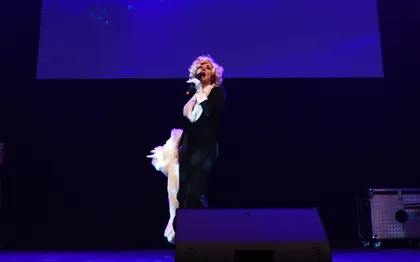 Photo de Sylvie Comanzo, chanteuse comédienne humoriste auteure Rhône-Alpes