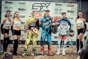 Lolipop pompom girls danseuses hôtesses remise prix championnat compétition moto cross arena 