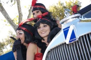 Lolipop danseuses professionnelles charleston gatsbi années 30 rétro  salon exposition automobile vintage